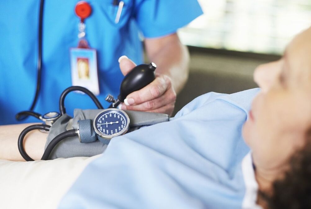 Il medico misura la pressione del paziente con ipertensione